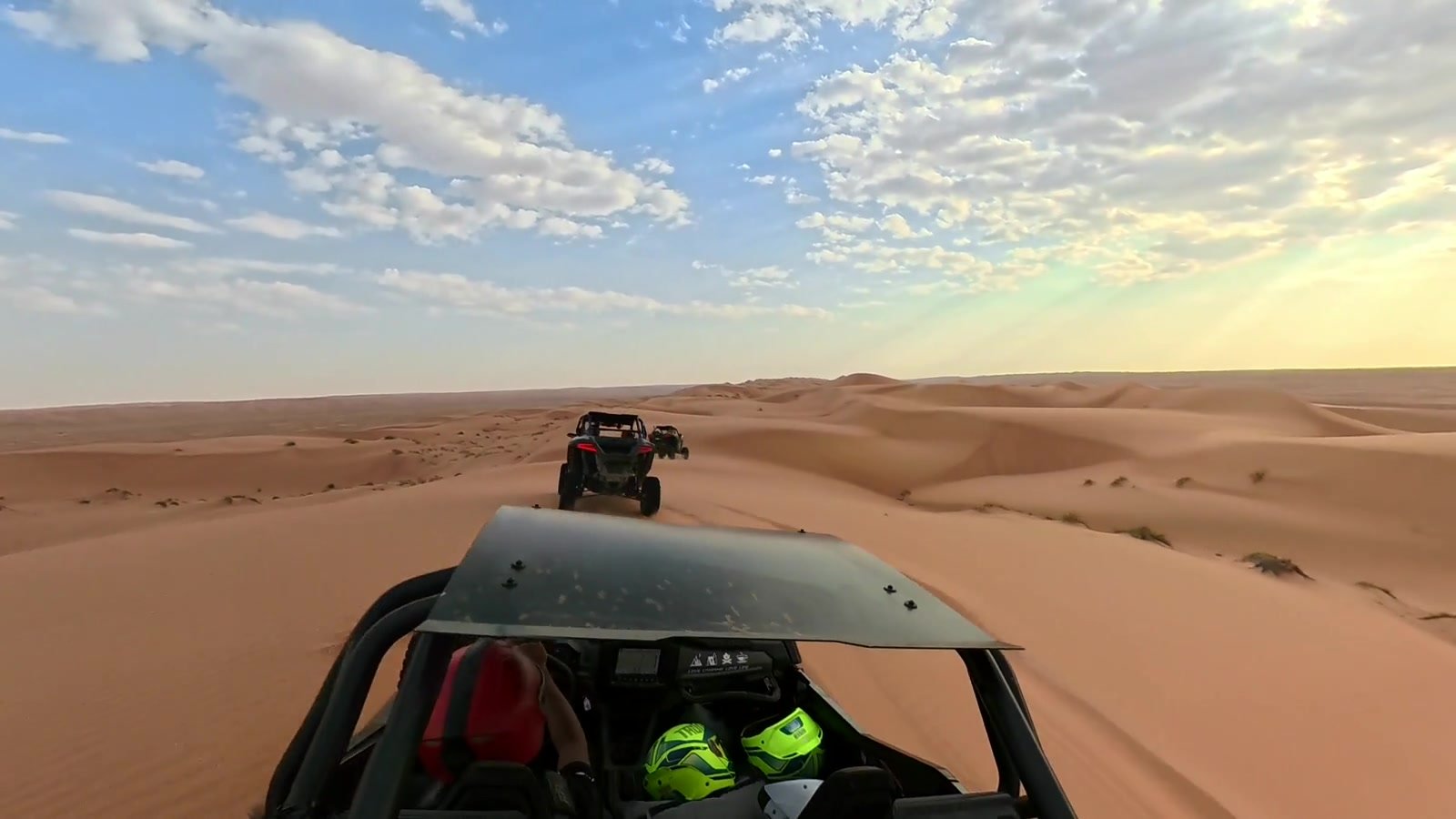مركبات FOX ATVs تعبر كثبان رمال الشرقية